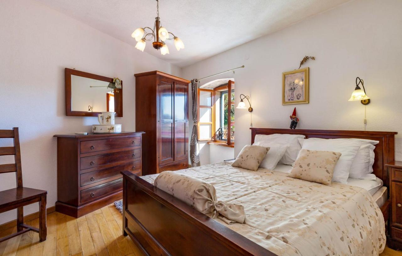 Villa Vicina Heritage Villa For 9,Milna - Close To Restaurants And Shops Exterior photo