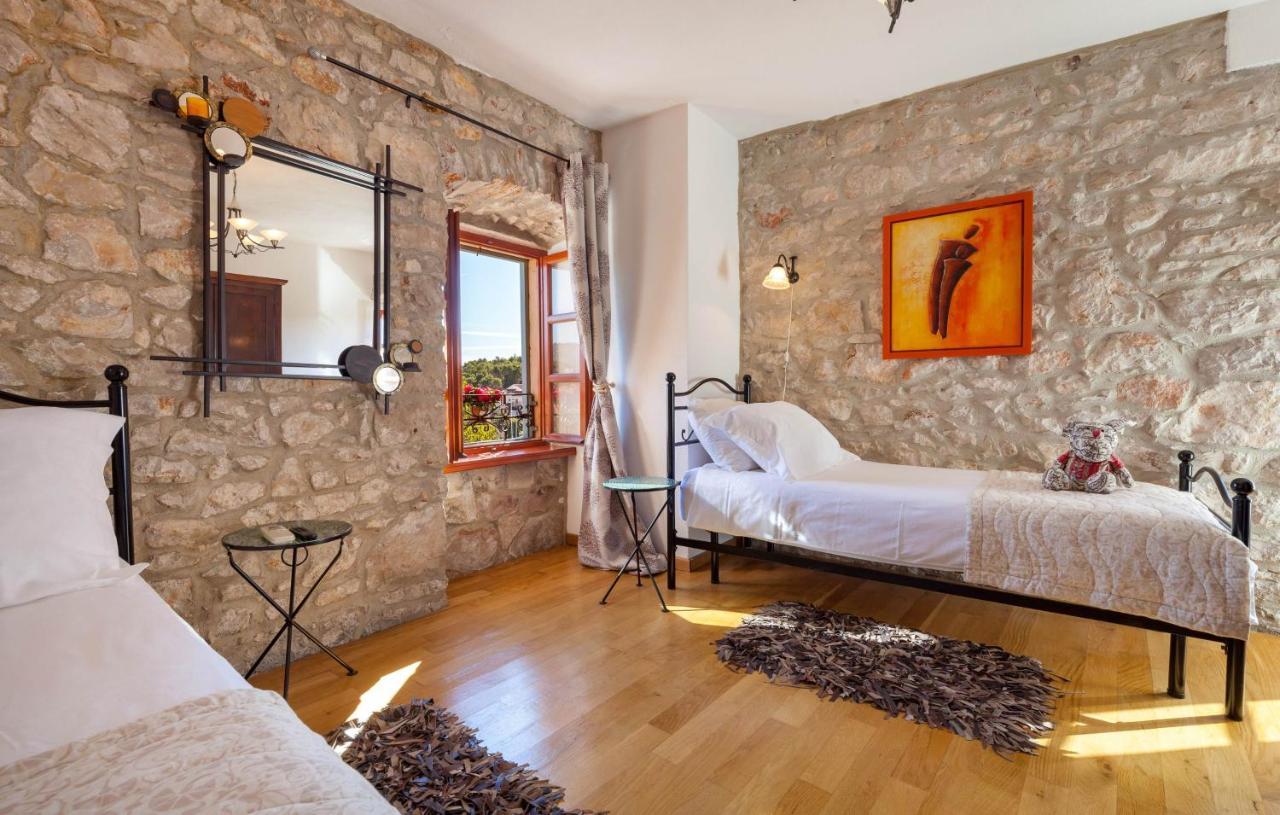 Villa Vicina Heritage Villa For 9,Milna - Close To Restaurants And Shops Exterior photo