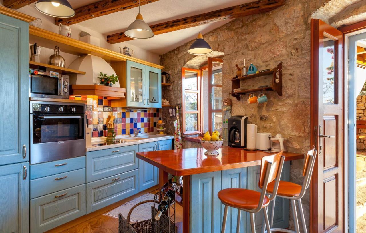 Villa Vicina Heritage Villa For 9,Milna - Close To Restaurants And Shops Exterior photo