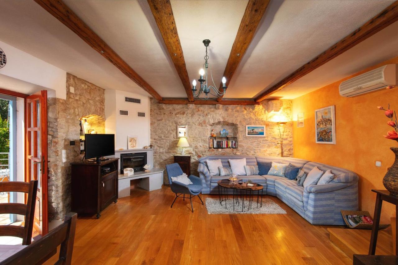 Villa Vicina Heritage Villa For 9,Milna - Close To Restaurants And Shops Exterior photo