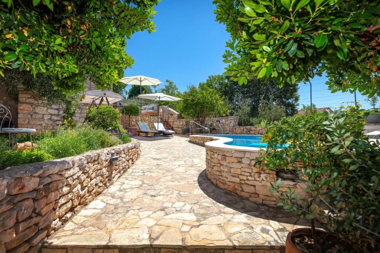 Villa Vicina Heritage Villa For 9,Milna - Close To Restaurants And Shops Exterior photo